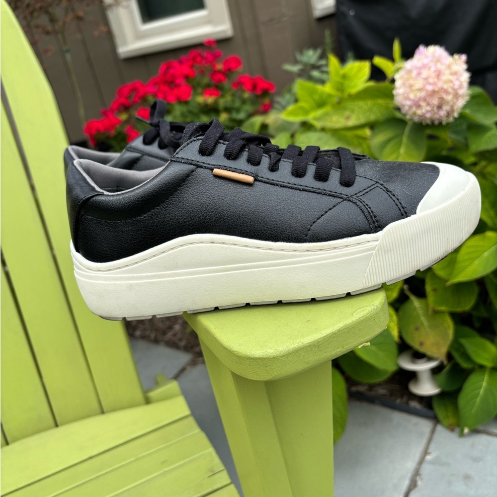Dr. Scholl's Black and White Sneakers
